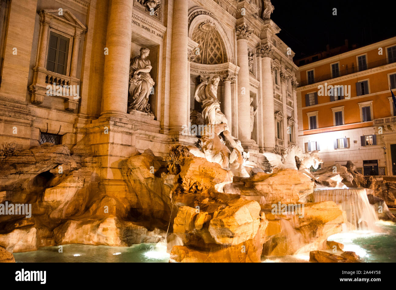 La famosa Fontana de Trevi, una maravilla barroca en el corazón de la antigua Roma, una ciudad con más fuentes, más de 2000, que cualquier otra ciudad del mundo. Foto de stock