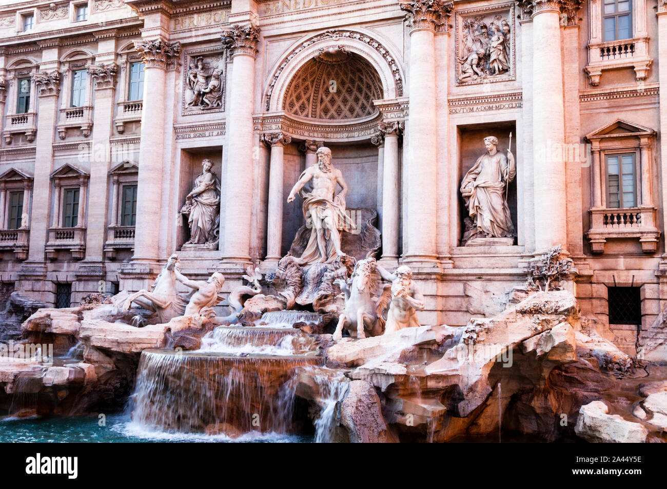 La famosa Fontana de Trevi, una maravilla barroca en el corazón de la antigua Roma, una ciudad con más fuentes, más de 2000, que cualquier otra ciudad del mundo. Foto de stock