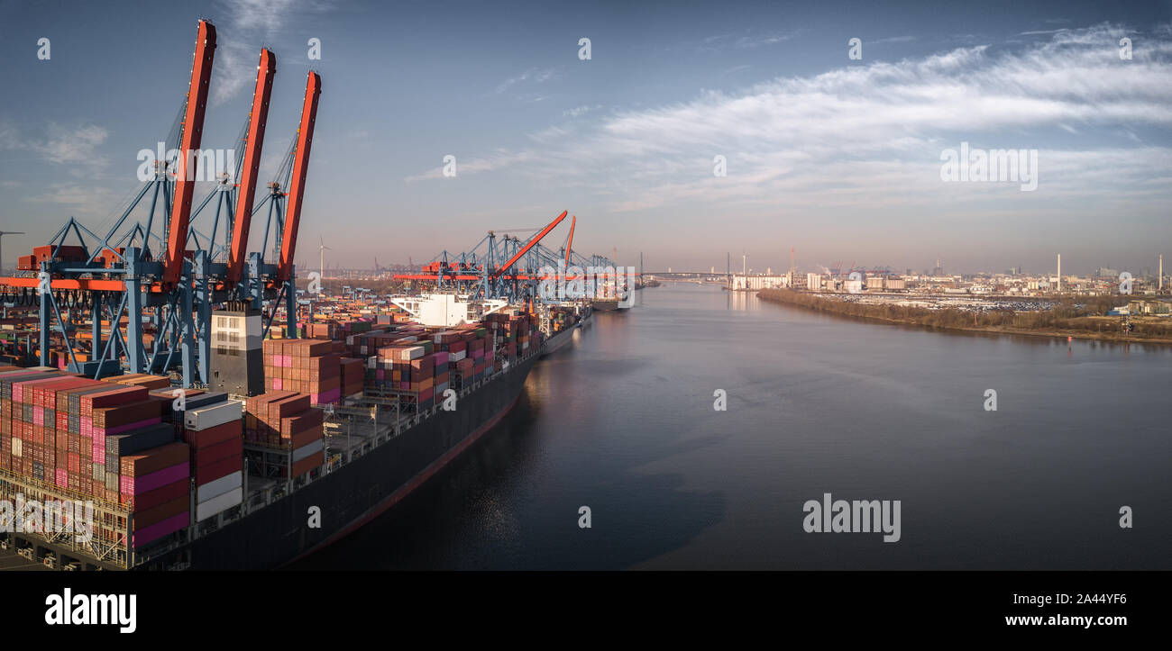 Vista aérea de una terminal de contenedores en el puerto de Hamburgo en el sur, el río Elba Foto de stock