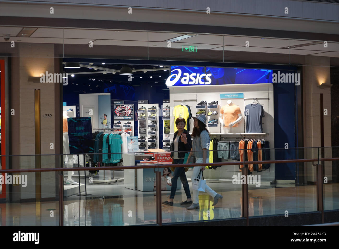 Archivo-Clientes pasa por una tienda de ropa deportiva de Asics en un  centro comercial de Shanghai, China, 5 de septiembre de 2018. Marcas de  moda Coach y Givenchy apo Fotografía de stock -