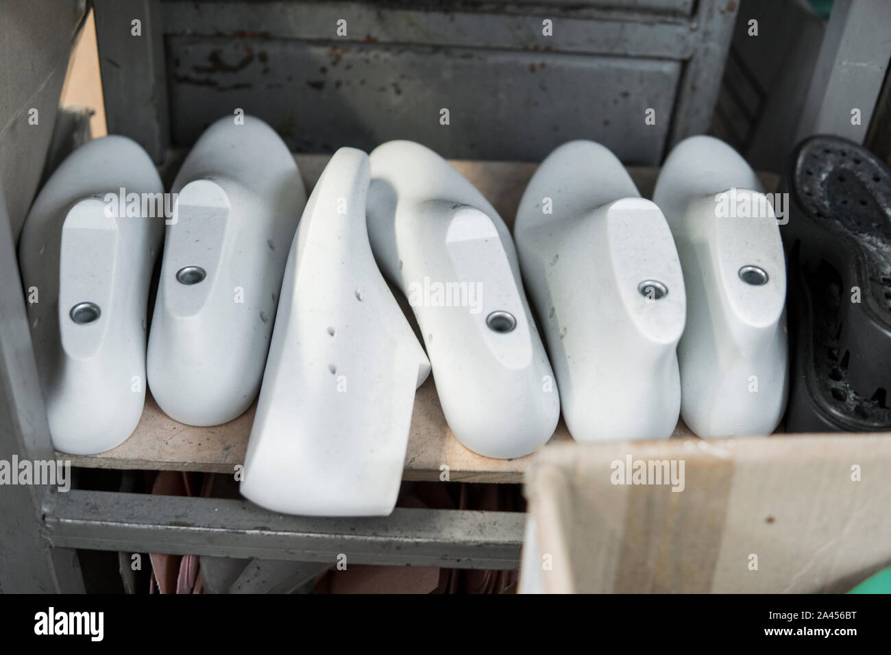 Dura de plástico utilizado en la fabricación de zapatos. Fila de plástico  utilizado para la fabricación de hormas para calzados zapatos modernos. Un  montón de plástico zapata pasado sobre una plancha de