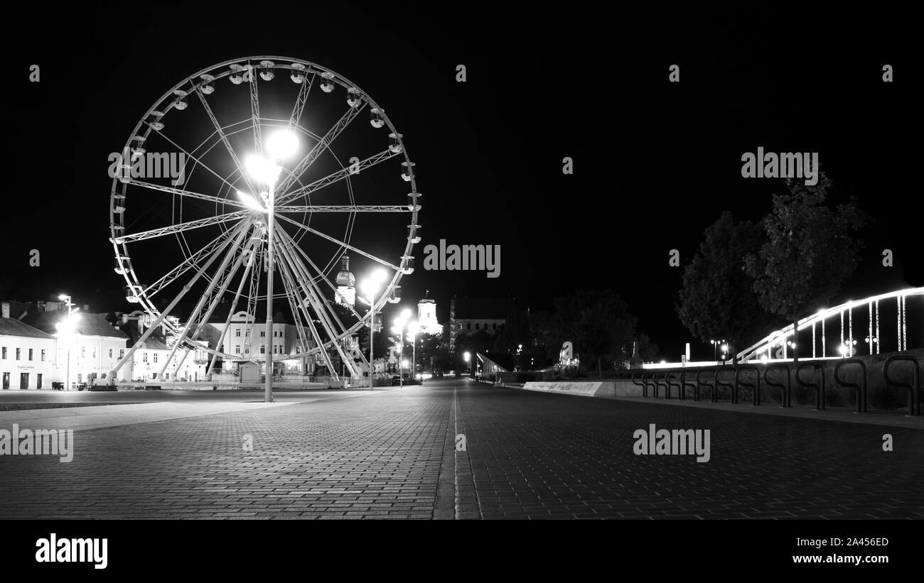 Una noria en el centro de Gyor B&W Foto de stock