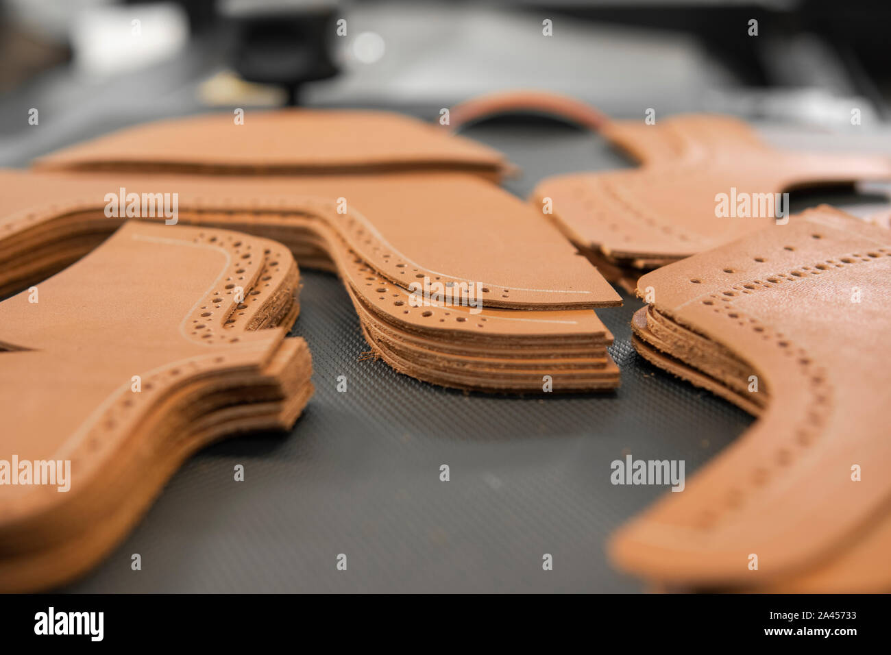 Diferentes formas de piezas de cuero que se utilizará para hacer zapatos en  una fábrica de zapatos. Preparado, incluye piezas de cuero, utilizado en la  producción de Fotografía de stock - Alamy