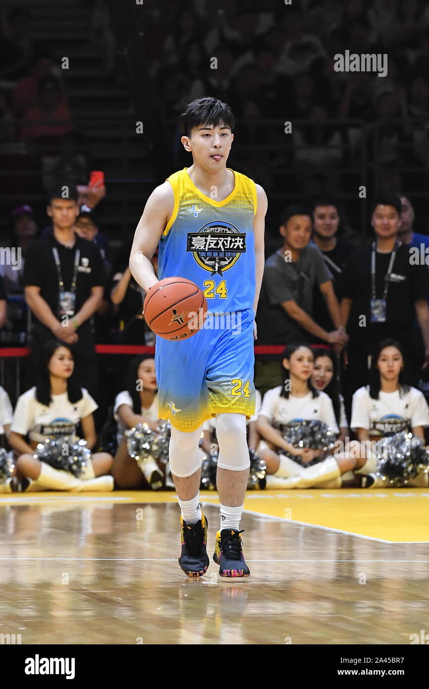 Actor chino Deng Lun toma parte en la tercera Jeremy Lin caridad All Star juego de baloncesto en la ciudad de Guangzhou, en el sur de la provincia china de Guangdong, 10 Augus Foto de stock