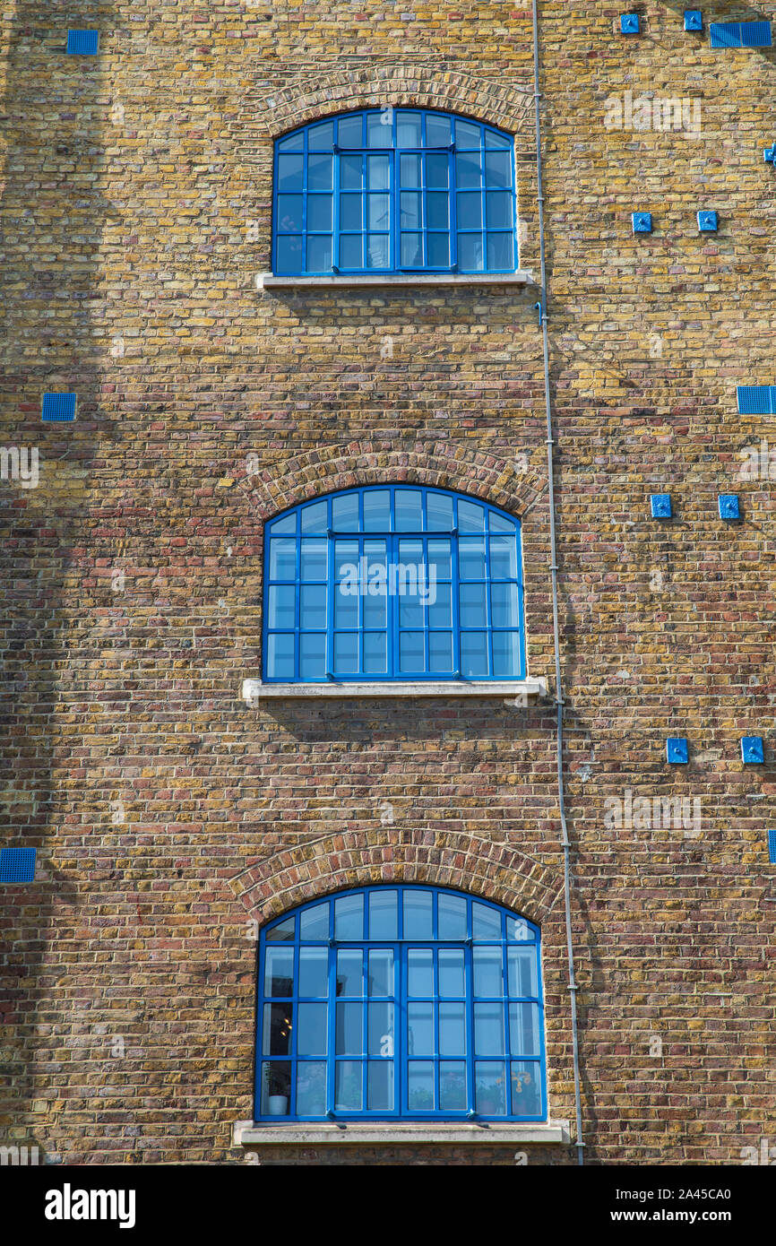 Vista exterior (detalle) de un bloque de apartamentos residenciales en Wapping, Inglaterra. Foto de stock