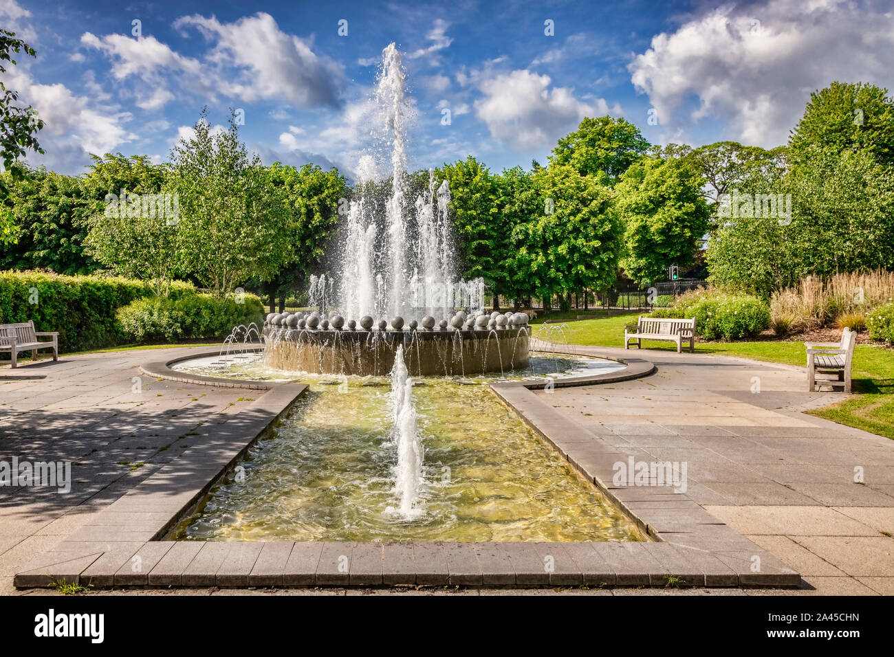 La fuente en el Diamond Jubilee Goswells Park, Windsor, Berkshire, Inglaterra, Reino Unido. Fue construido para conmemorar la Queen Elizabeth II Diamond Jubilee i Foto de stock