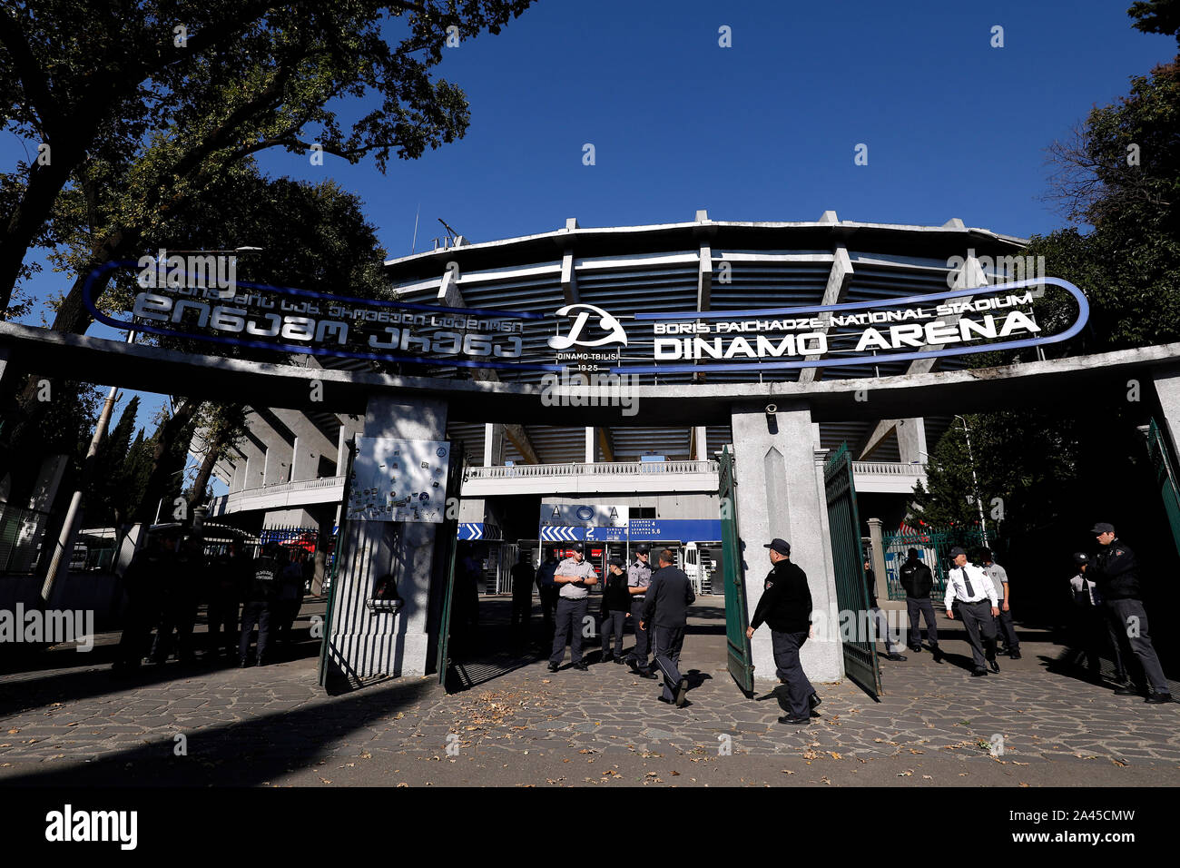 Vista general de fuera del estadio antes de la clasificación de la UEFA