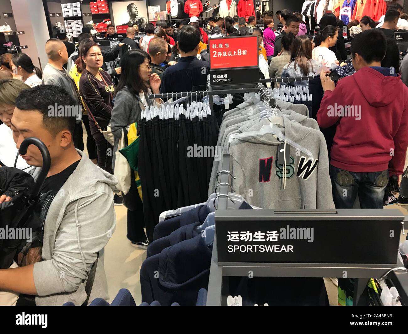 Los consumidores seleccionar y comprar productos en una tienda de Nike en el inaugurado salidas de capital en la de Xi'an, en el noroeste de la provincia de Shaanxi, China,