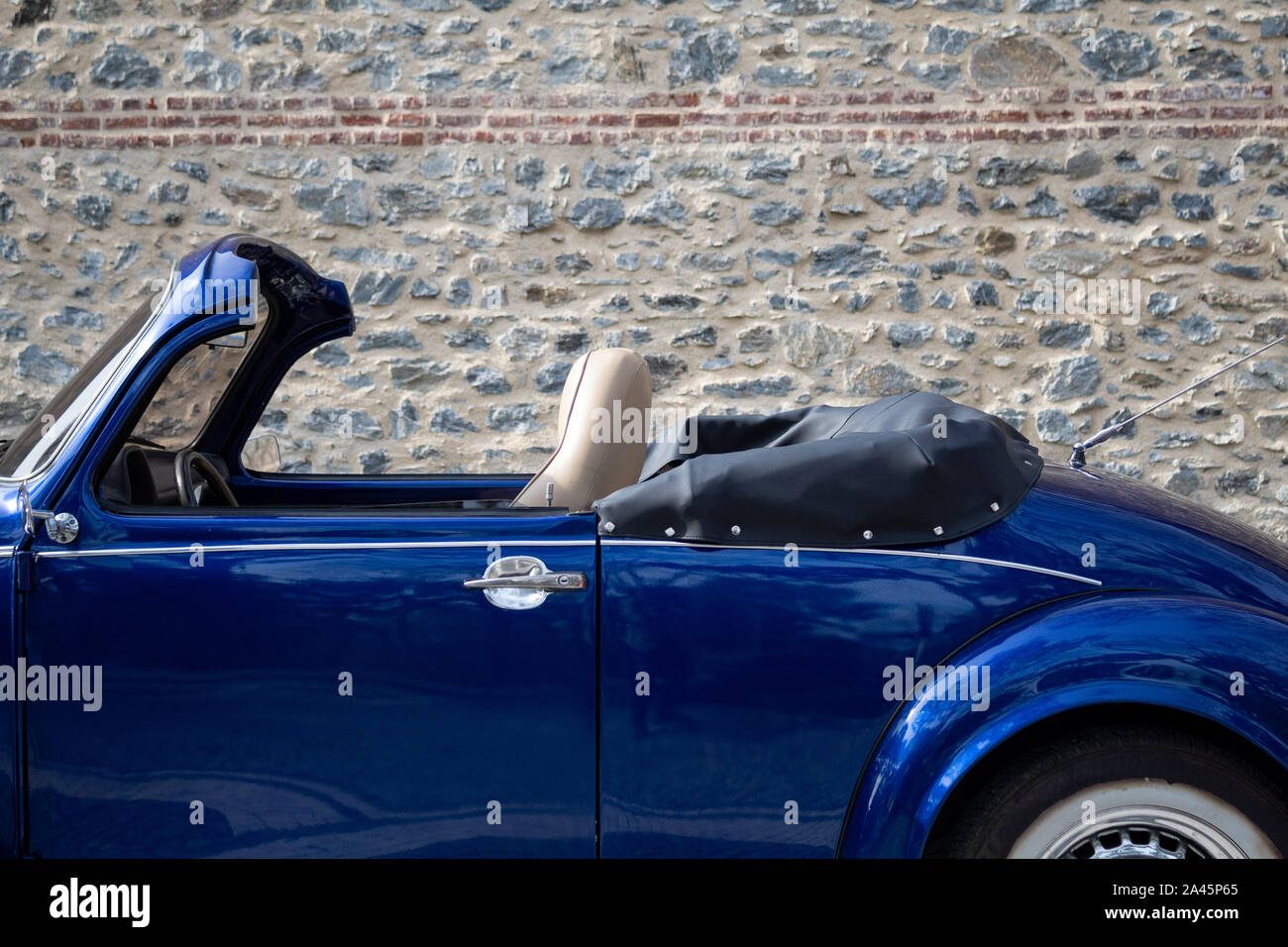 Carro azul marino fotografías e imágenes de alta resolución - Alamy