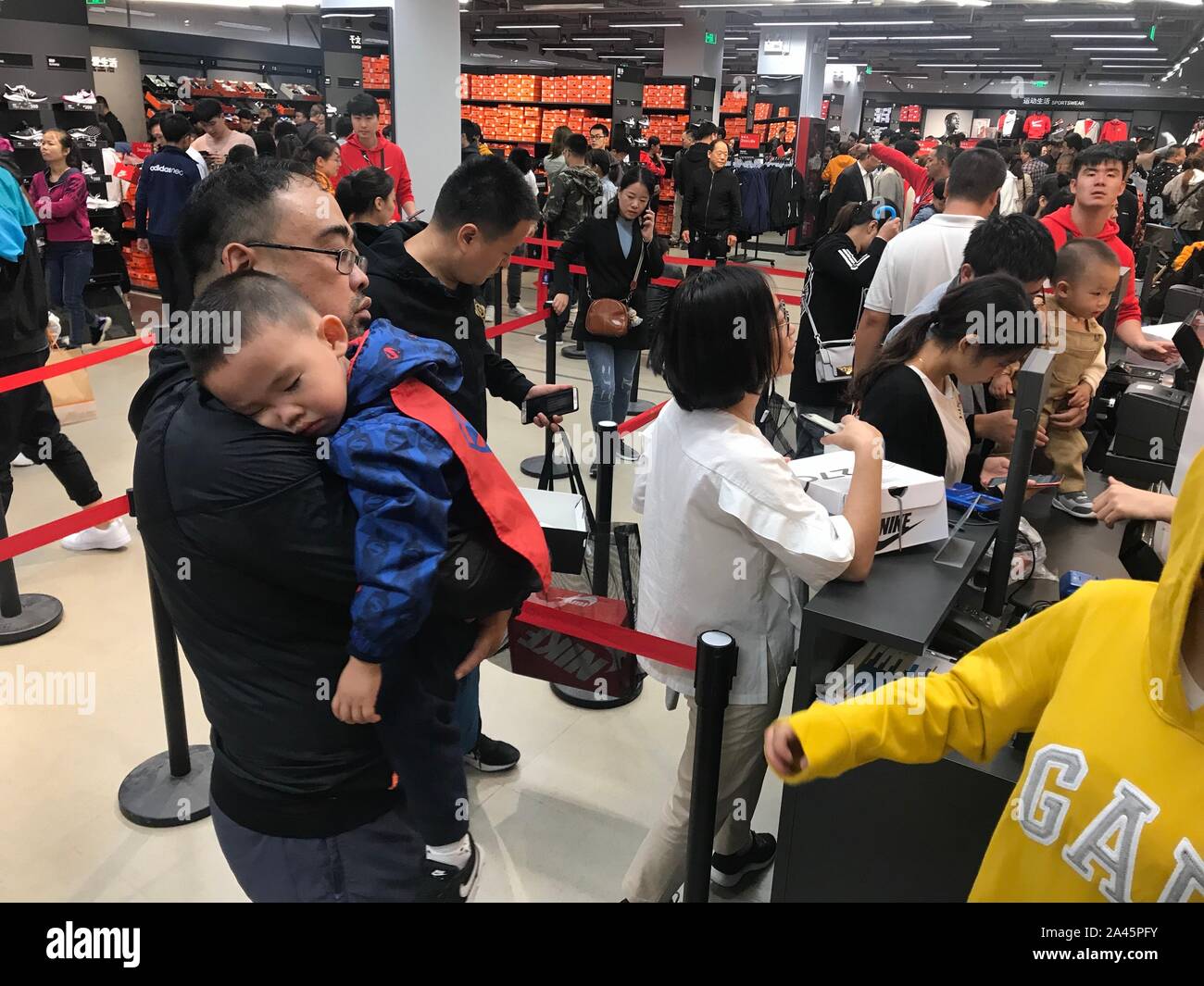 Los consumidores seleccionar y comprar productos en una tienda de Nike en  el recién inaugurado salidas de capital en la ciudad de Xi'an, en el  noroeste de la provincia de Shaanxi, China,