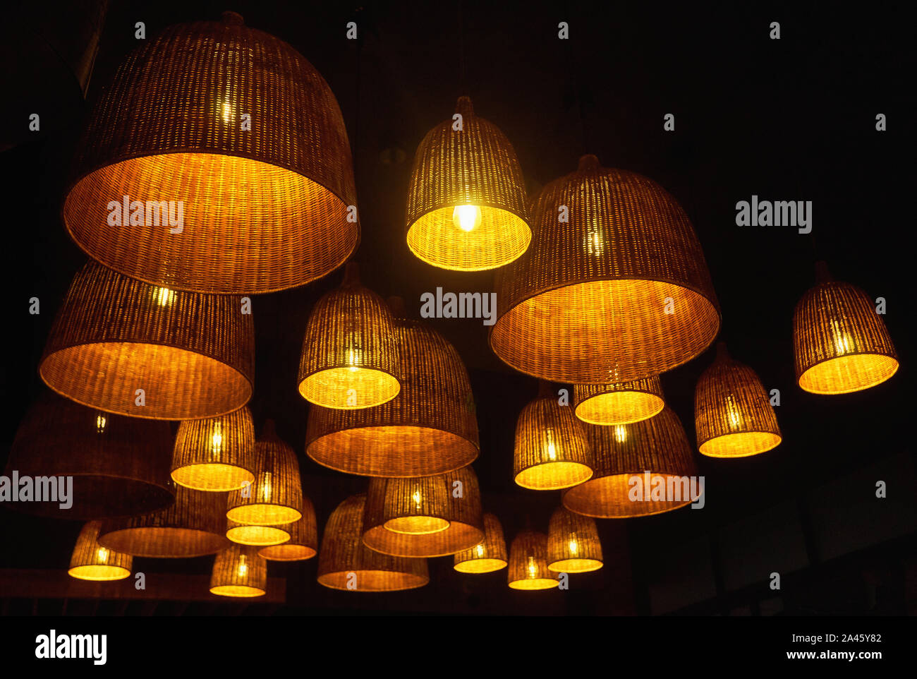 Lámparas en forma local sobre el techo contra un fondo oscuro, muchas de las lámparas de techo con ornamento abstracto como candelabro Foto de stock