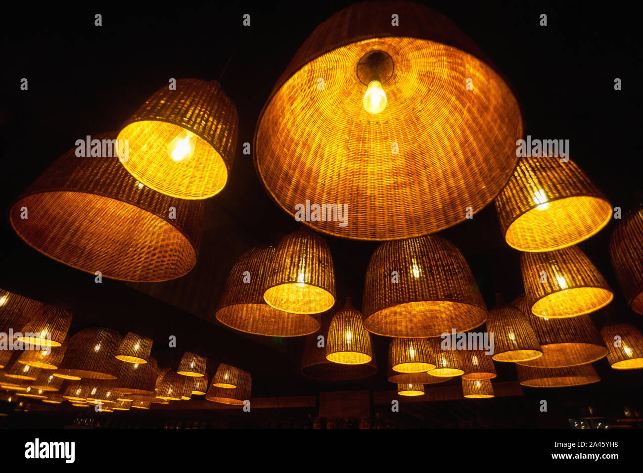 Lámparas en forma local sobre el techo contra un fondo oscuro, muchas de las lámparas de techo con ornamento abstracto como candelabro Foto de stock