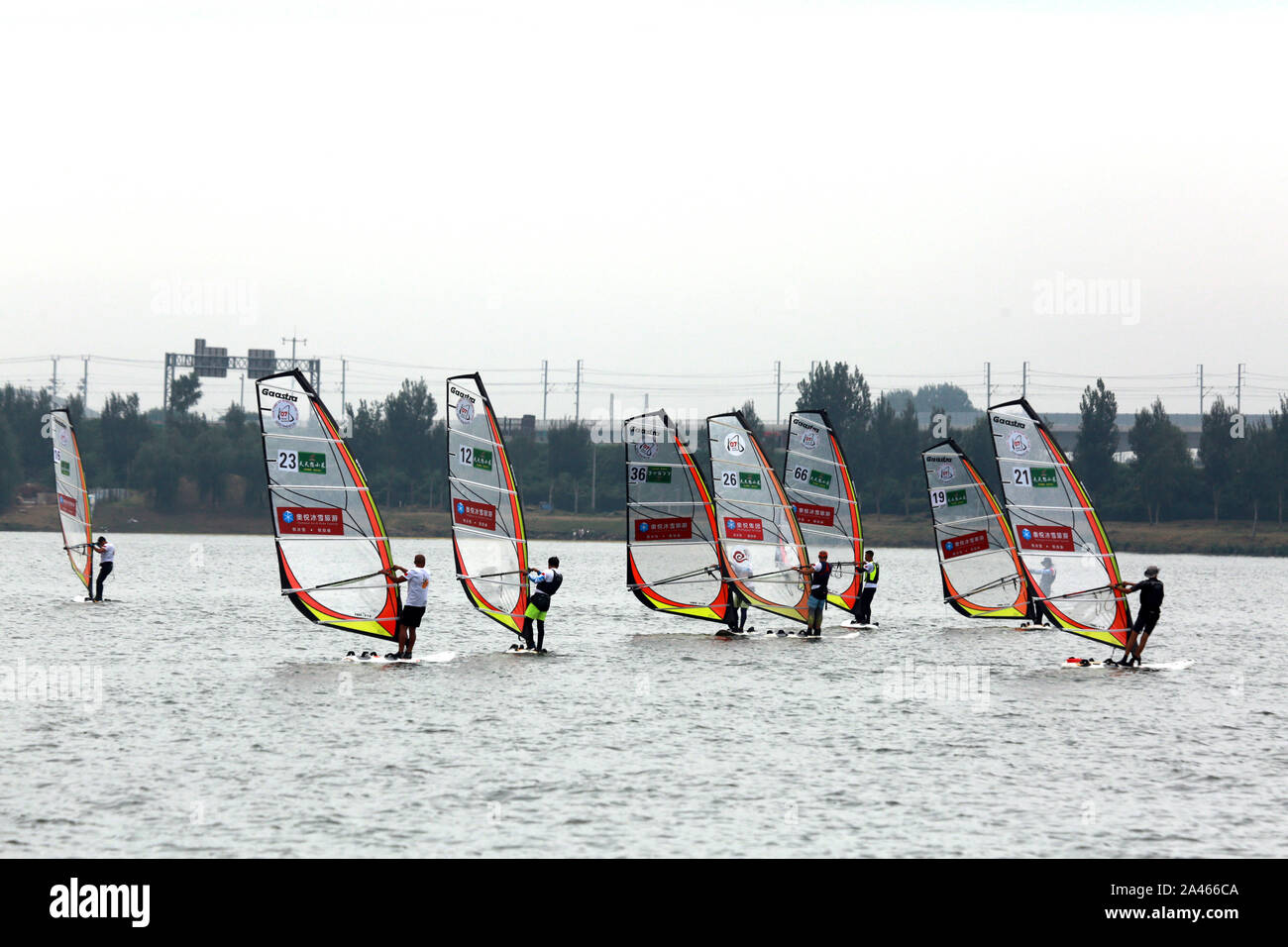 La gente windsurf en el lago del Parque Lila durante los 11 China Windsurf Challenge en la ciudad de Shenyang, en el noreste de la provincia china de Liaoning, 7 Septemb Foto de stock