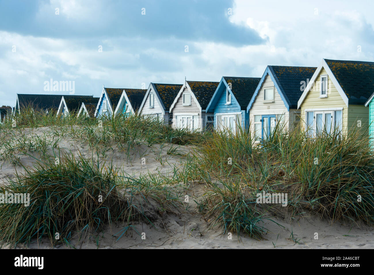 Holiday Beach cabañas a lo largo del pintoresco Mudeford escupen Hengistbury head en Dorset. Las cabañas de playa son considerados como los más caros cabañas de playa en el país, a pesar de no tener agua potable, instalaciones sanitarias y de electricidad. Foto de stock