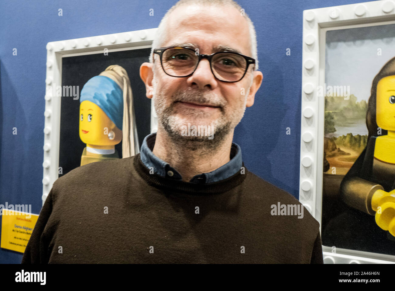 Retrato del artista Stefano Bolcato delante de sus pinturas inspiradas en  la obra maestra de arte del mundo en la apertura del I Love Lego exposición  en Milán Fotografía de stock -