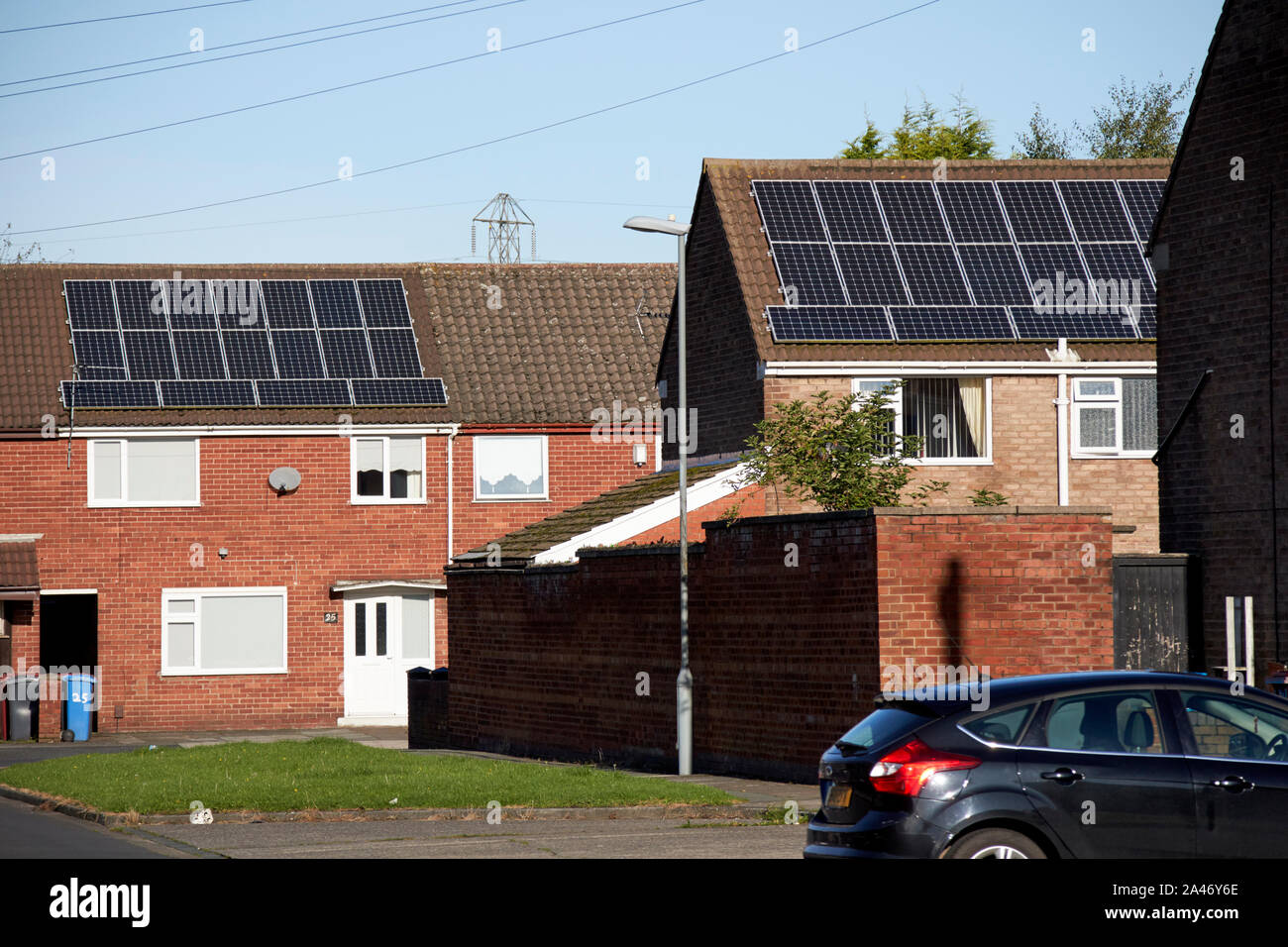Paneles solares en tejados de casas hacia el sur en una calle de Liverpool, Inglaterra Foto de stock
