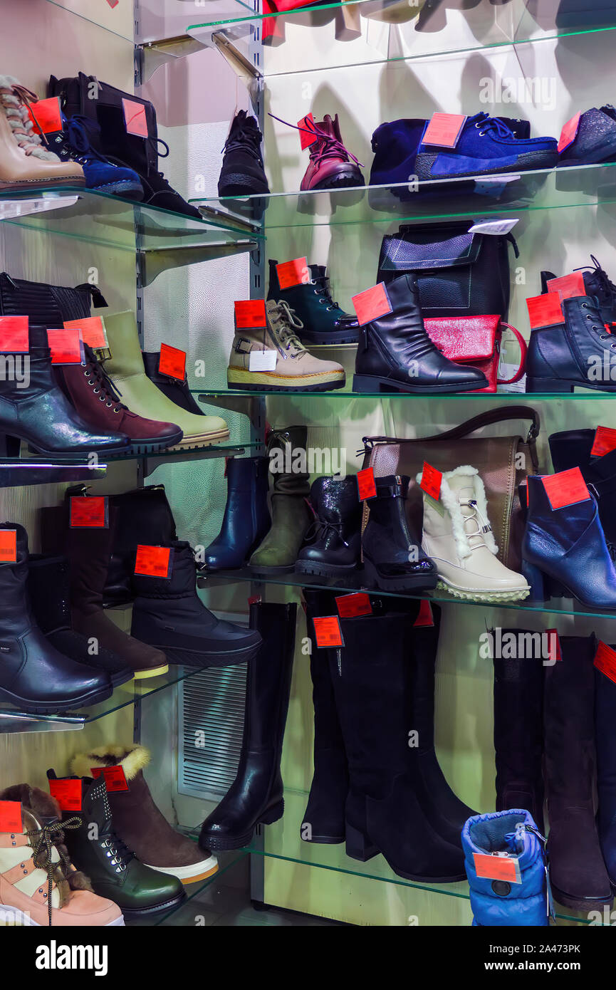 Vista lateral de la tienda de zapatos. Shoe Store contadores con una variedad de zapatos de mujer cerca Fotografía stock - Alamy