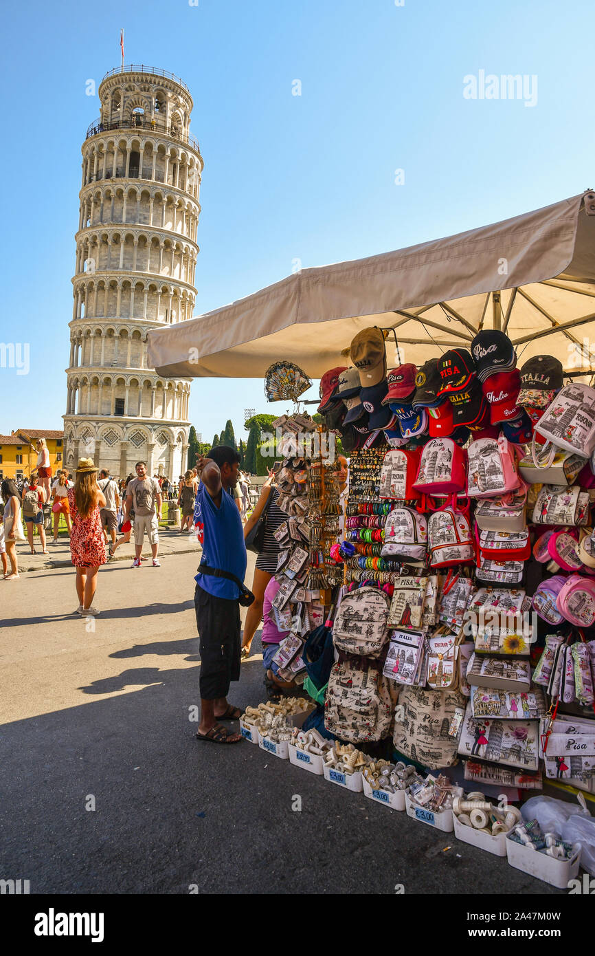 Un recuerdo cale en la famosa Piazza dei Miracoli con la Torre Inclinada y turistas en un día soleado de verano, Pisa, Toscana, Italia Foto de stock