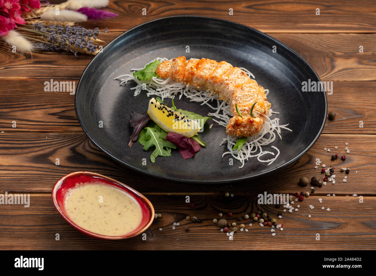 Rodajas de salmón horneado en la miga de pan con la salsa caliente sobre  una almohada daikon Fotografía de stock - Alamy