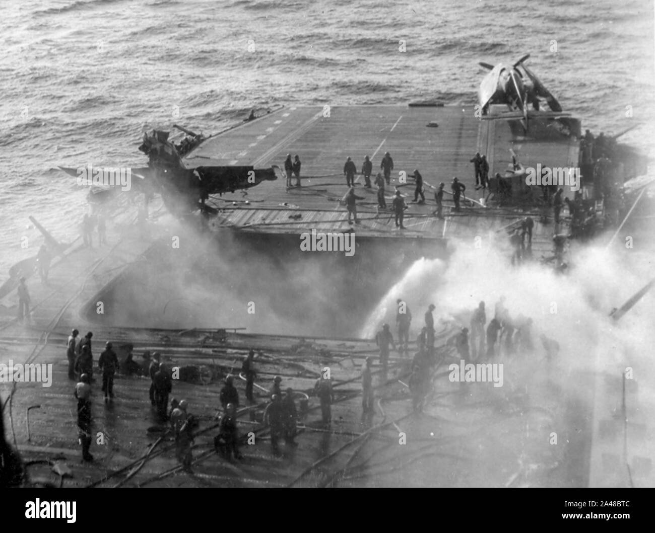 Lucha contra incendios en el USS Enterprise (CV-6) después de Kamikaze 1945. Foto de stock