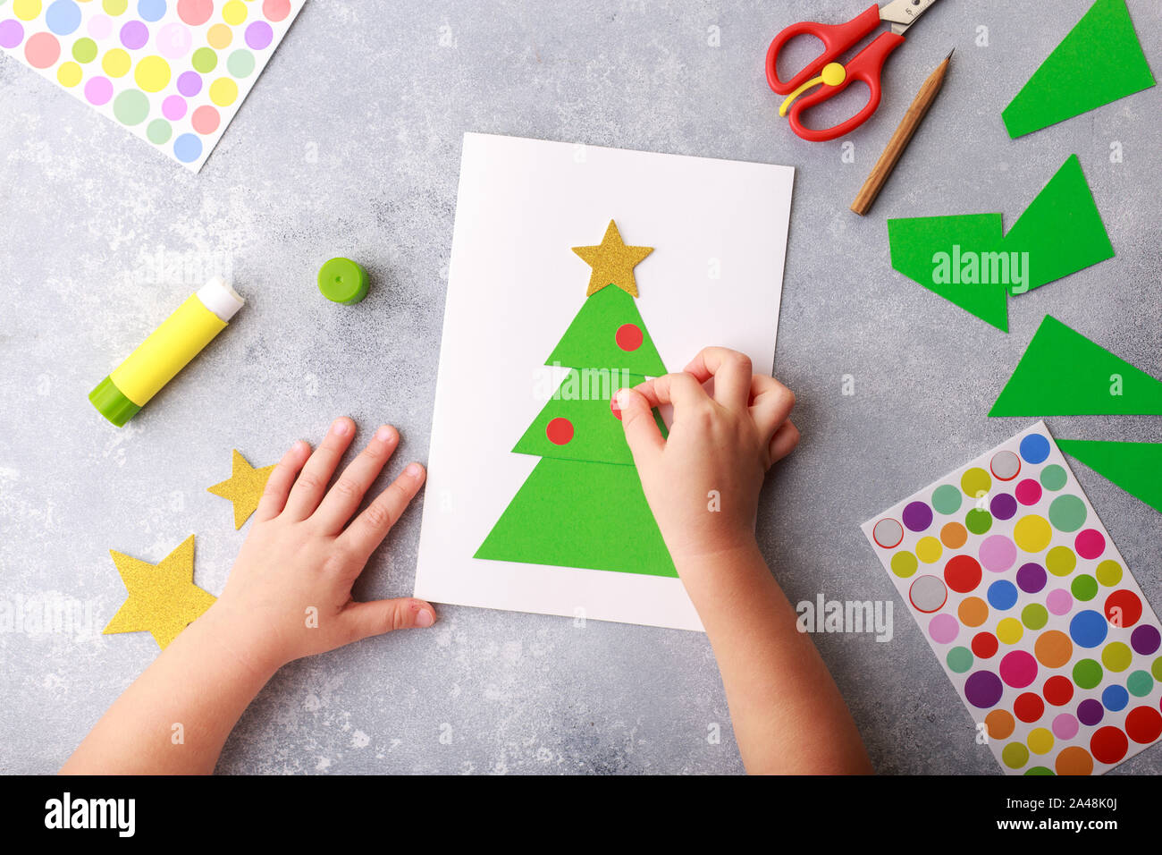 El niño hace una tarjeta de felicitación de Navidad collage de papel. Arte  infantil proyecto CRAFT para niños. Craft para niños. Vista superior  Fotografía de stock - Alamy