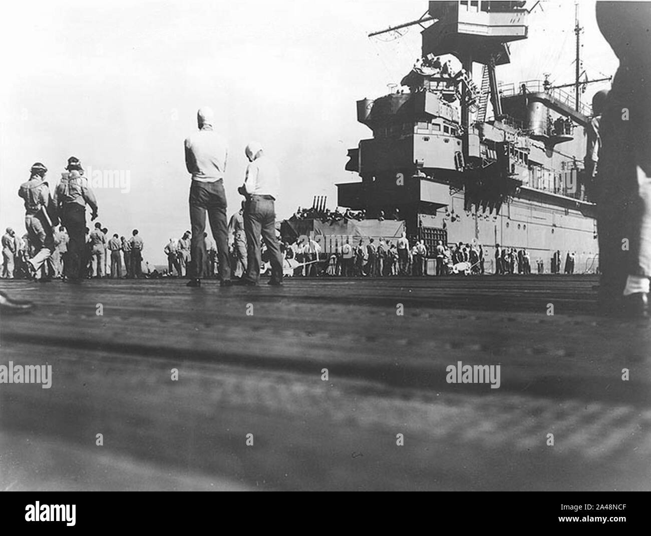 Vista de la cubierta de vuelo del USS Enterprise (CV-6) el 7 de agosto de 1942. Foto de stock