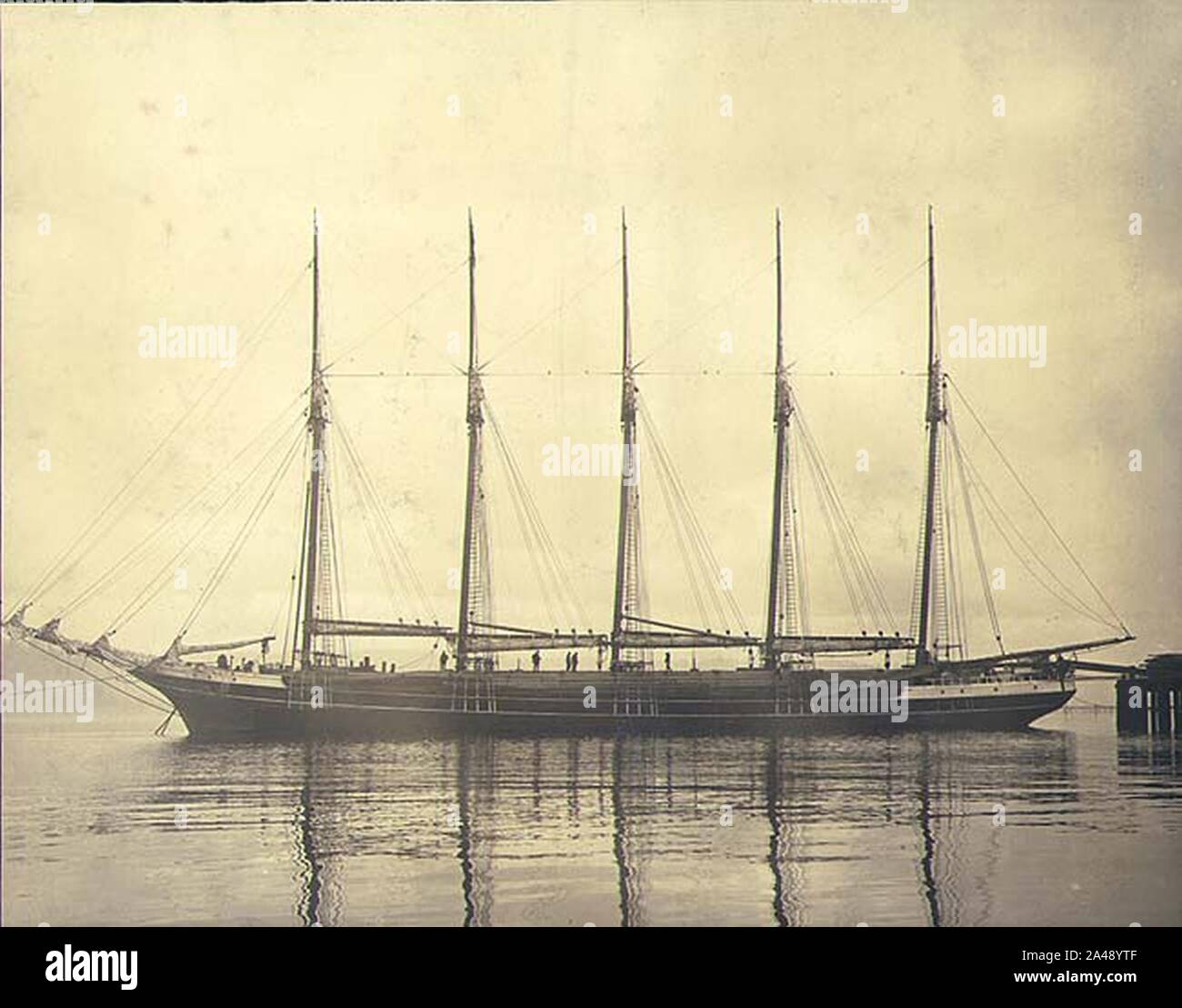 Goleta de 5 mástiles GEORGE E BILLINGS anclado en el puerto no identificado Washington ca 1904 (Hester 32). Foto de stock
