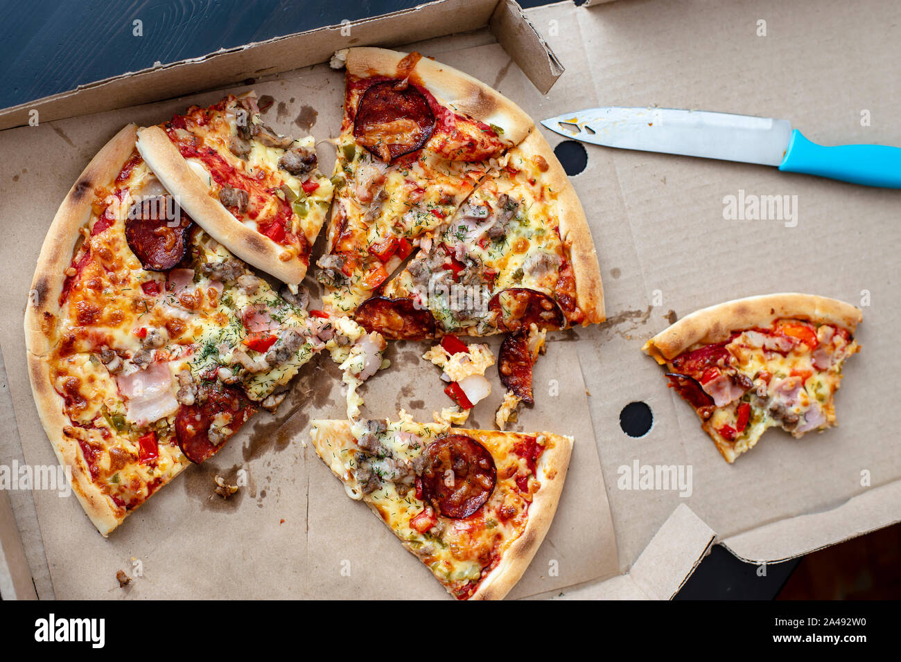 Amigos probamos unos pedazos de pizza entregado y comprendieron que era insípida y mimado y envenenado y no comer y lo dejó en la caja Foto de stock
