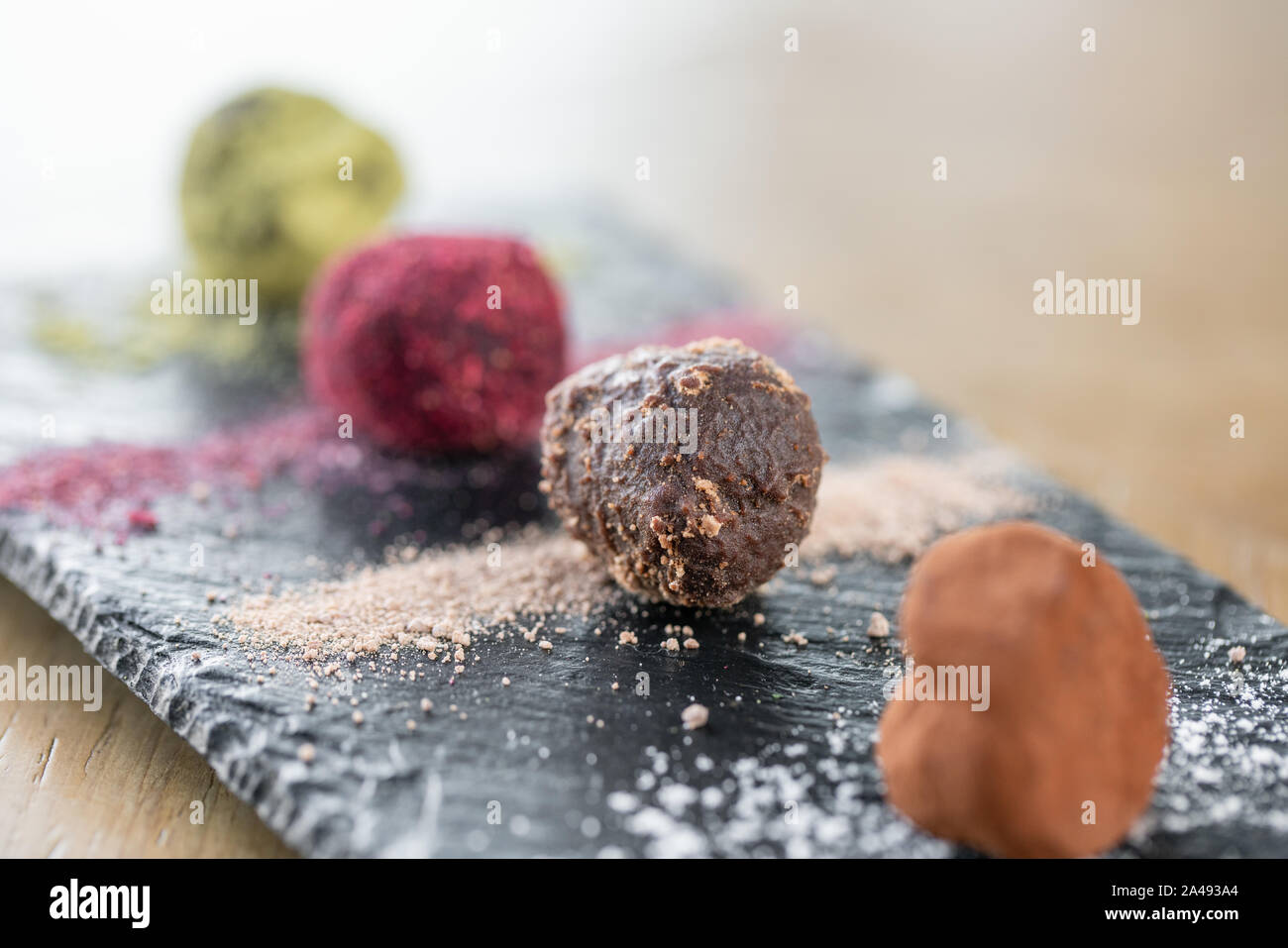 Candy Chocolate Truffle. Desayuno en el café, el café de la mañana. sobre la mesa de madera. El menú del restaurante Foto de stock