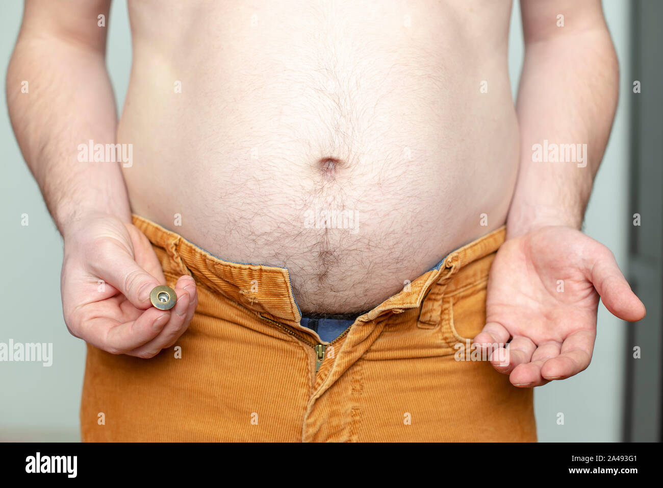 Mulher Gorda Que Tenta Põr Sobre Suas Calças De Brim Apertadas Foto de  Stock - Imagem de obeso, gordo: 11430716