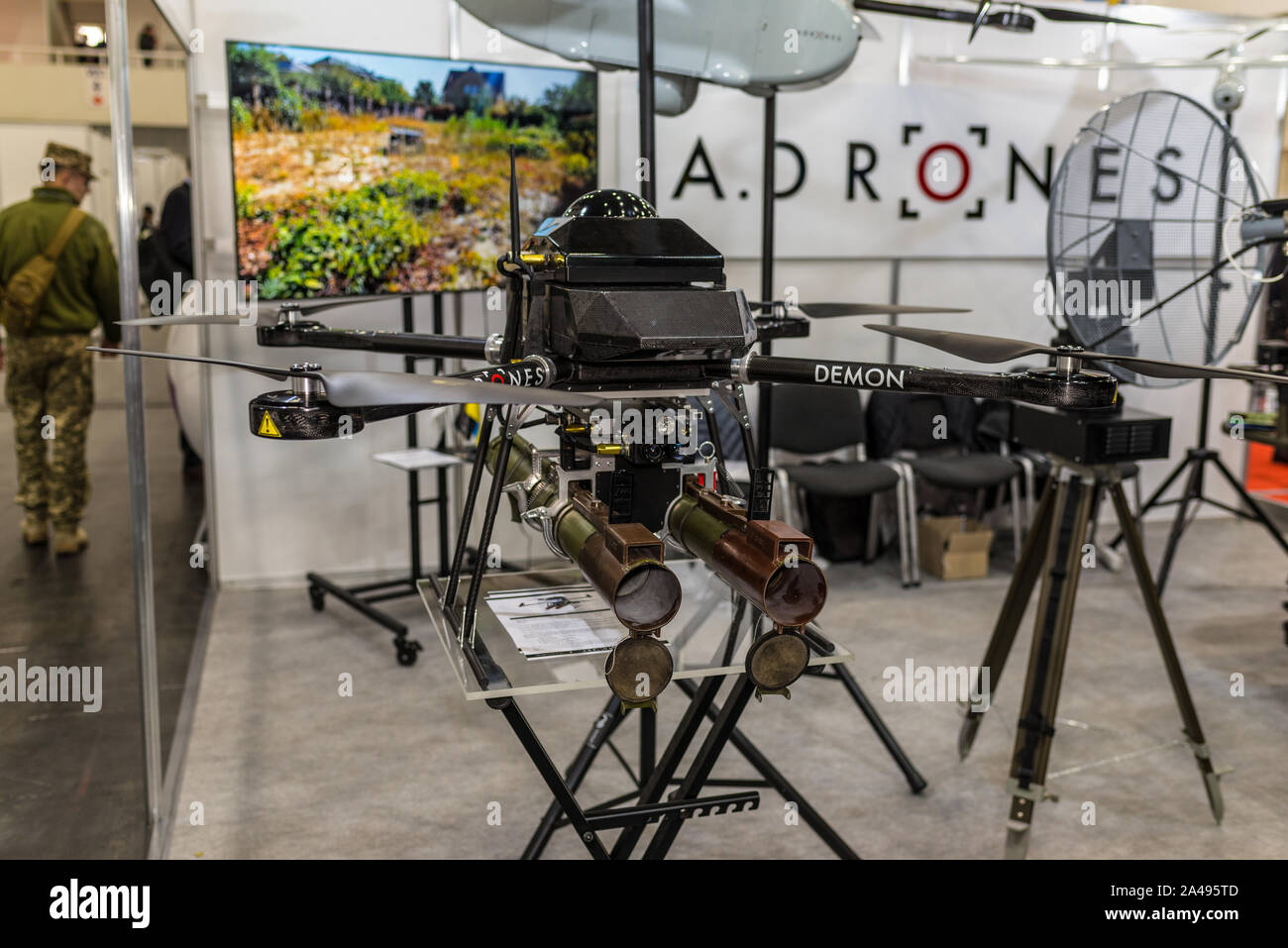 Brazos de drones fotografías e imágenes de alta resolución - Alamy