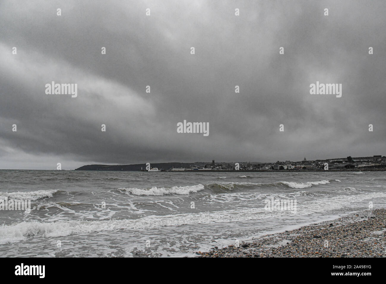 Chyandour, Cornualles, en el Reino Unido. 13 de octubre de 2019. El clima del Reino Unido. Cielos grises dando casi una imagen monocroma de la vista hacia el Penzance esta mañana. Simon crédito Maycock / Alamy Live News. Foto de stock