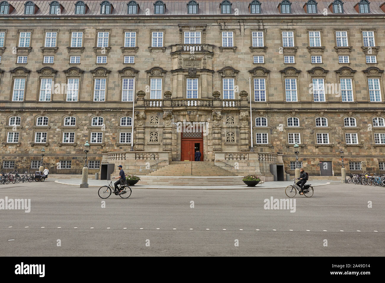 Amplio ángulo de visión del edificio principal y el Platz en frente de Christiansborg Slot de Copenhague, Dinamarca. Foto de stock