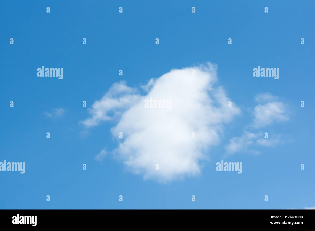 Cielo azul con nubes de luz blanca volando Foto de stock