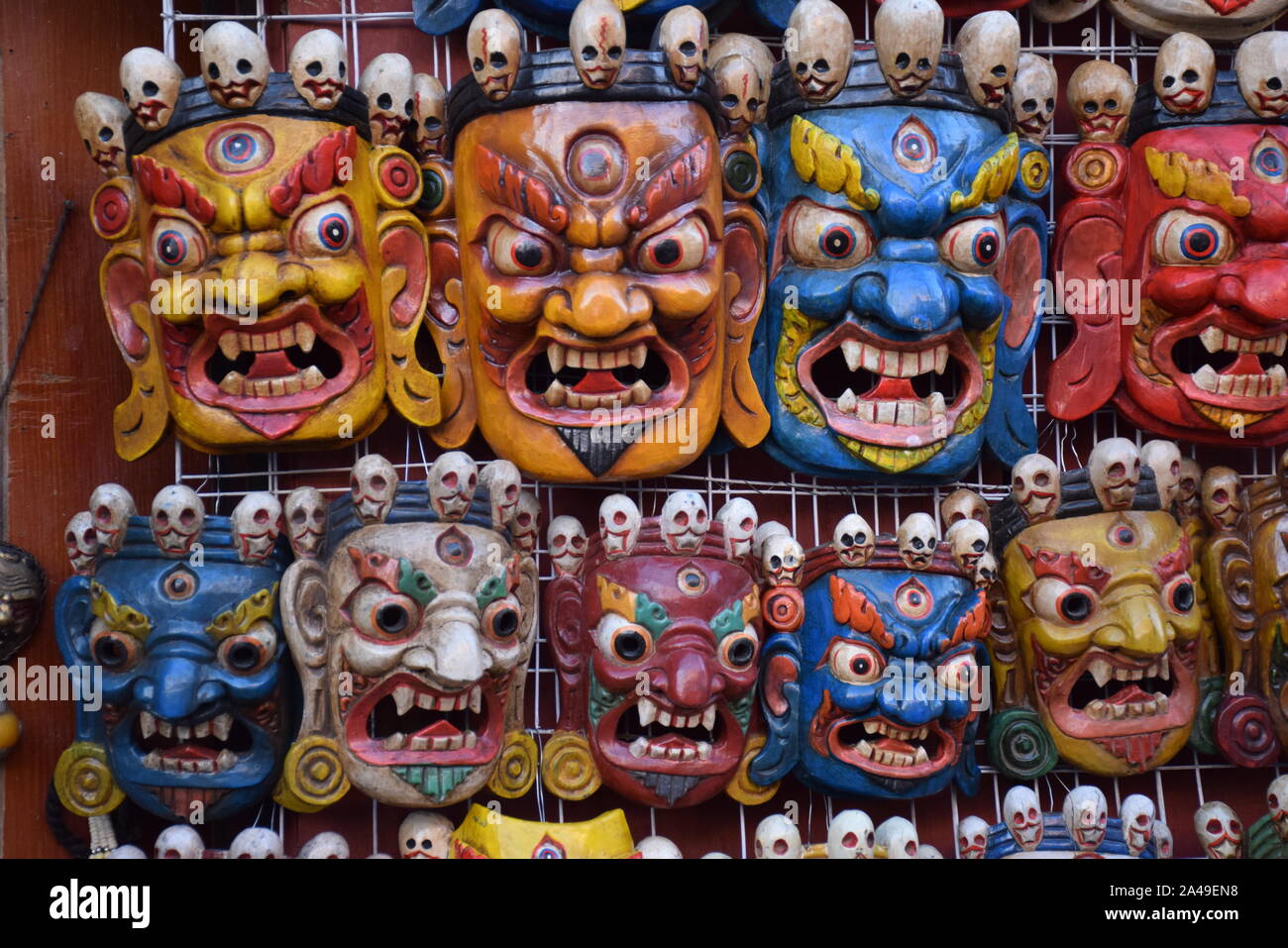 Recuerdos de máscaras de madera tradicional tibetana en una tienda cerca  del templo de Jokhang en Lhasa, Tibet Fotografía de stock - Alamy