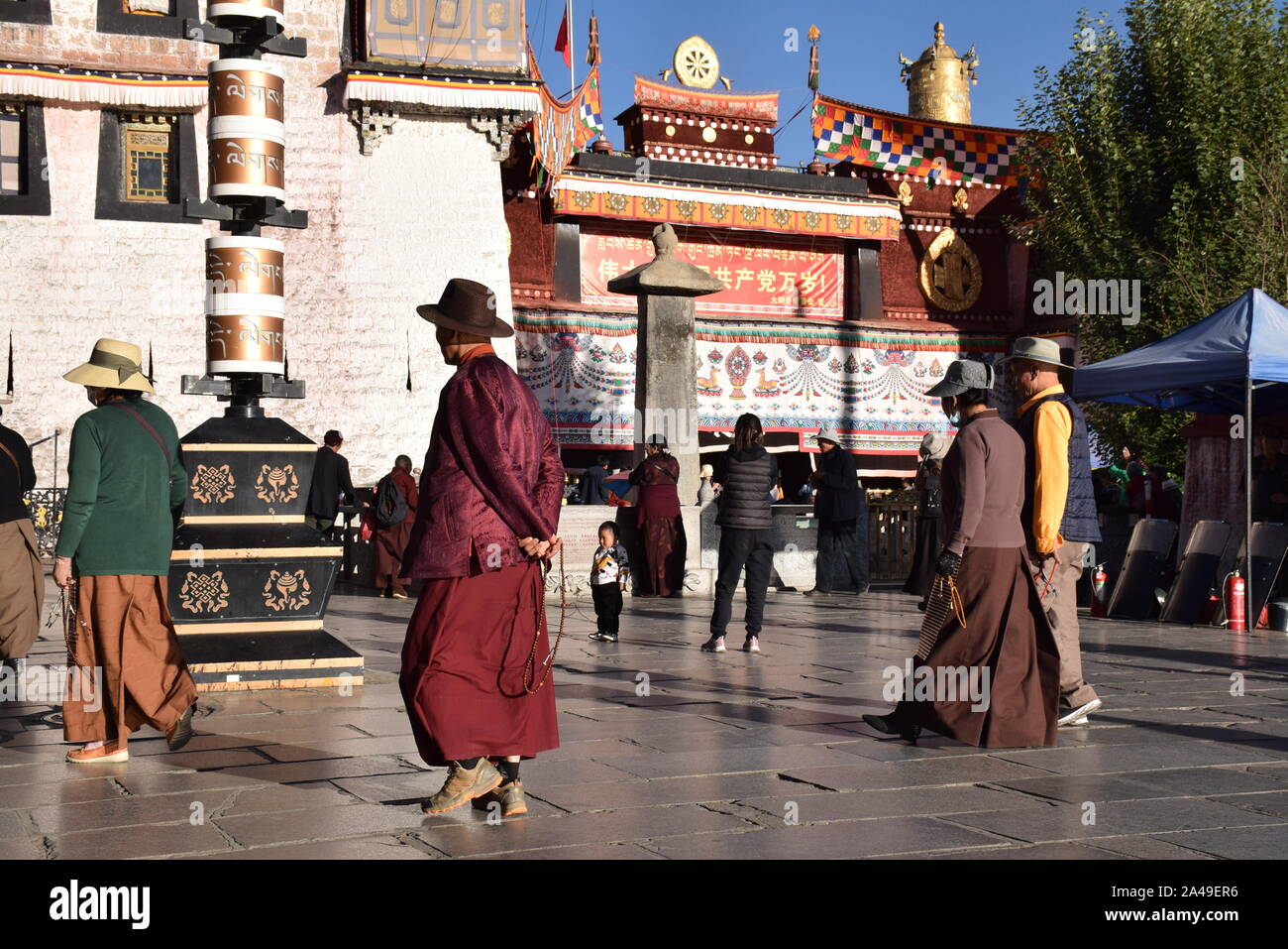Pueblo Tibetano caminando por la calle Barkhor cerca del templo de Jokhang en Lhasa, Tibet Foto de stock