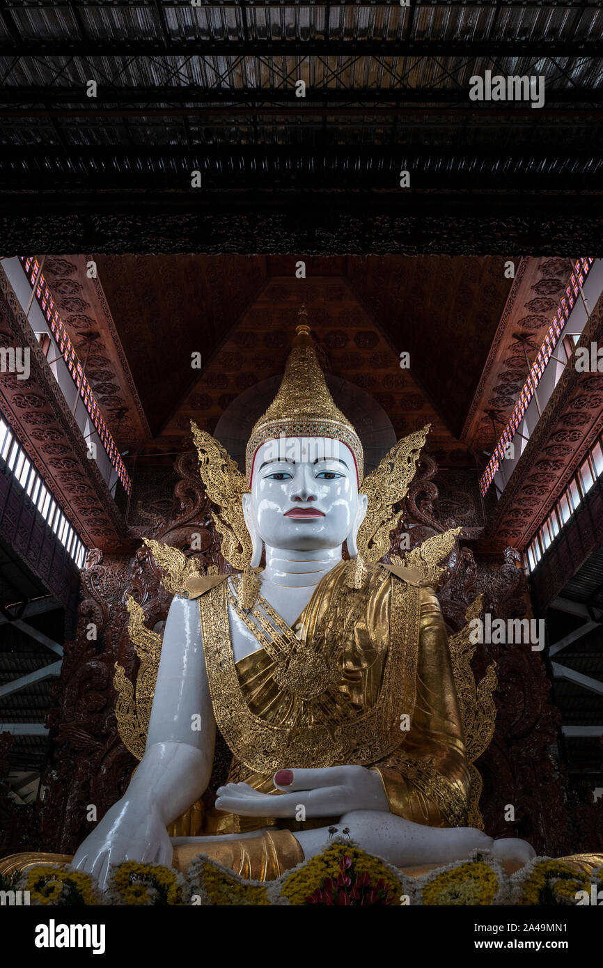 Templo del Buda de Chaukhtatgyi en el municipio de Bahan, Yangon, Myanmar Foto de stock