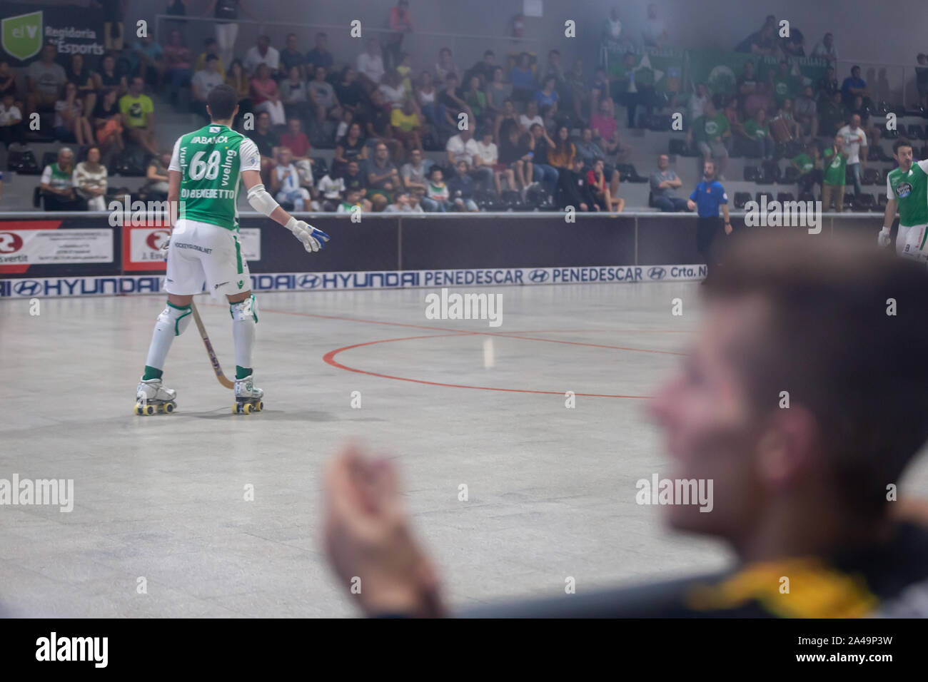 Roberto Di Benedetto jugador de hockey patines Liceo Deportivo en acción en español OK Liga partido entre CP Calafell y Deportivo Liceo. Foto de stock