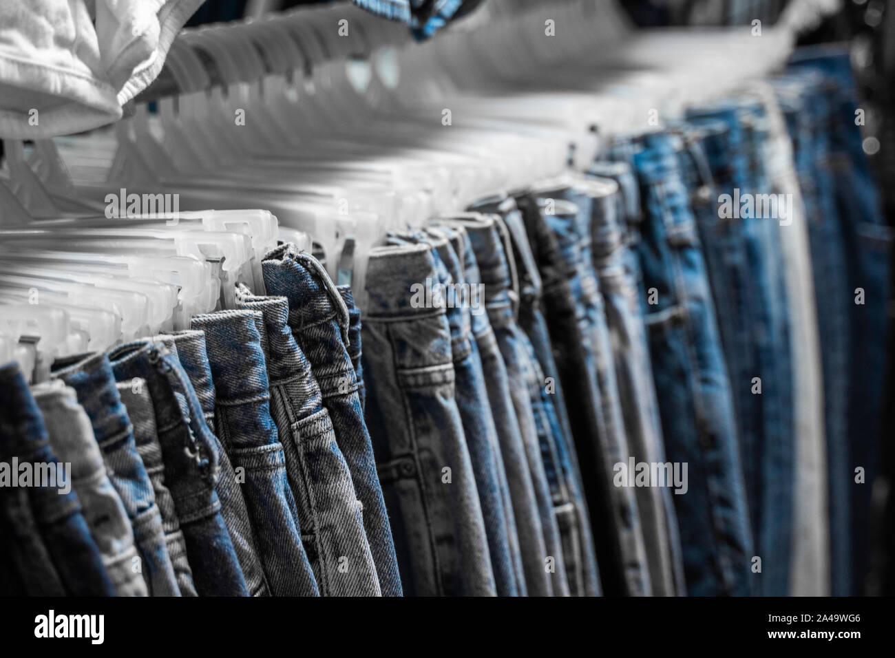 Pantalones jeans de moda y en el rack en tienda de ropa. Venta, compras,  moda, estilo concepto. Jean pantalones cuelgan en la estantería . Close Up  shot Vintage Denim Fotografía de stock -