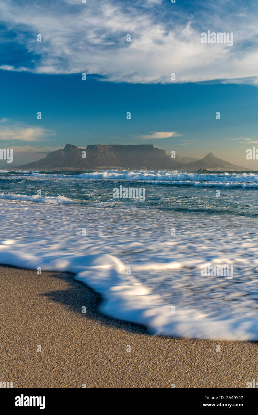 Bloubergstrand playa con la montaña de la Mesa en el fondo, Ciudad del Cabo, Western Cape, Sudáfrica Foto de stock