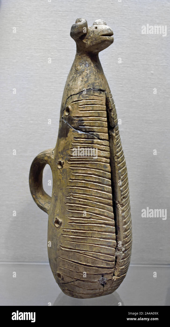 Instrumento musical, llamada 'scraper', adornada con una cabeza de cabra (La Edad de Hierro I y II) 14 - siglo IX A.C. la necrópolis de Khurvin (satinado) Irán de terracota, iraní. Foto de stock