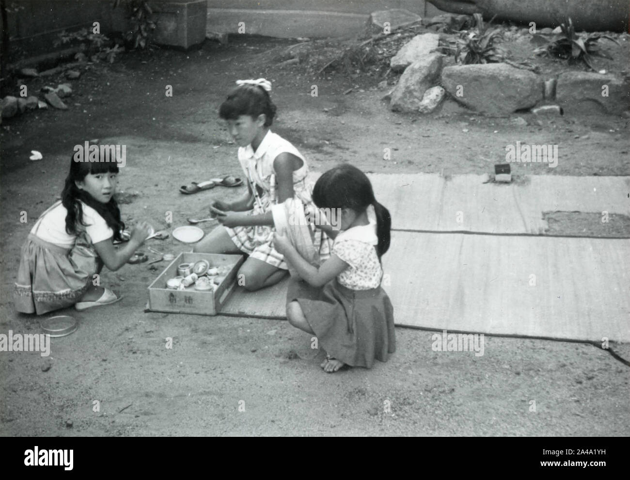 Niños jugando con colores, Japón 1958 Foto de stock