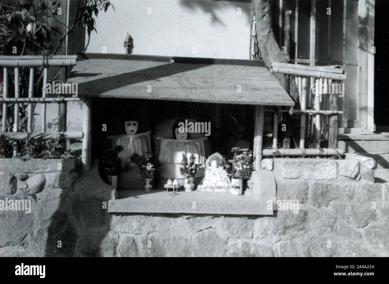 Esquina japonés pequeño santuario, Japón 1958 Foto de stock