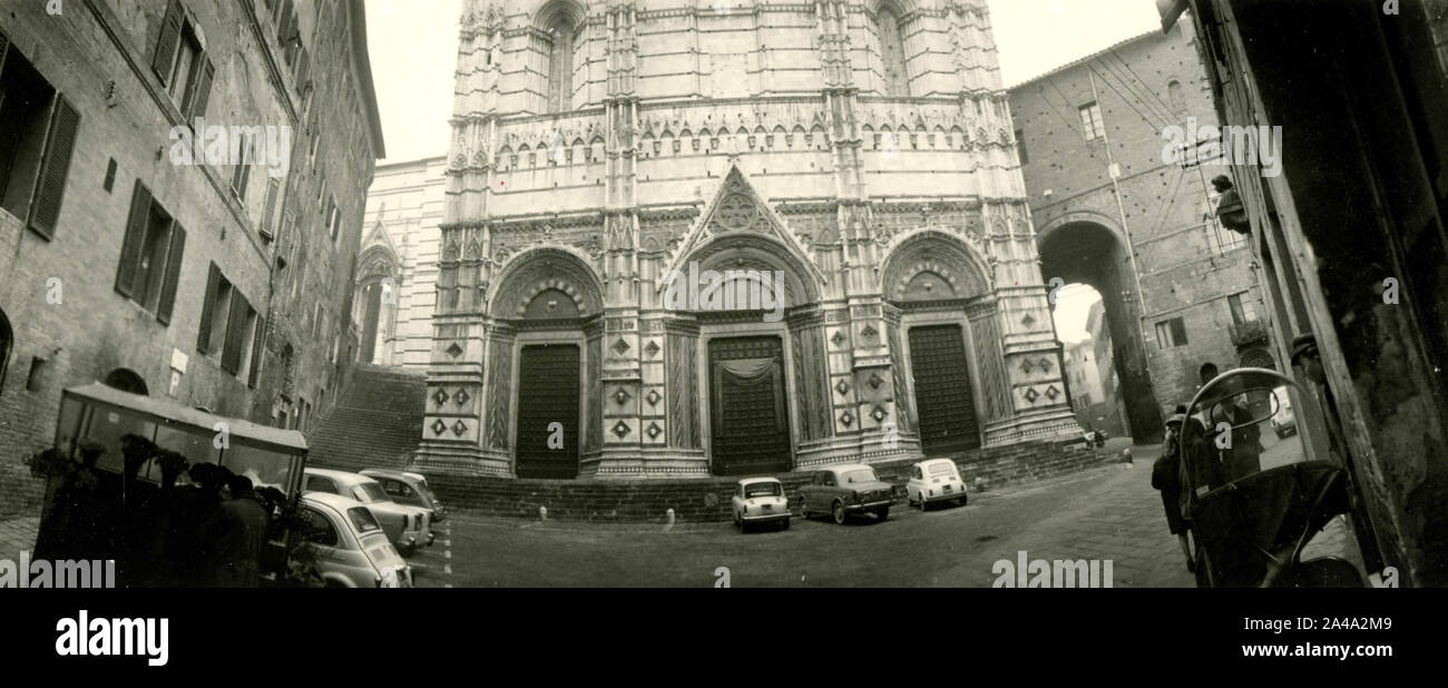 Amplio ángulo de vista lateral de la catedral de Siena, Italia 1960 Foto de stock