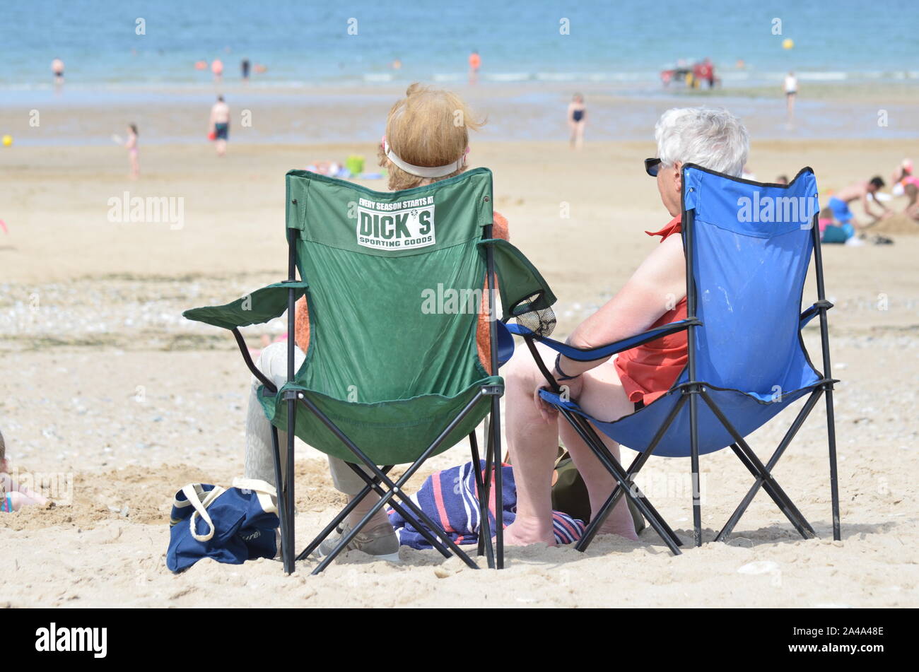 Dos señoras en la playa en sillas, Francia Fotografía de stock - Alamy