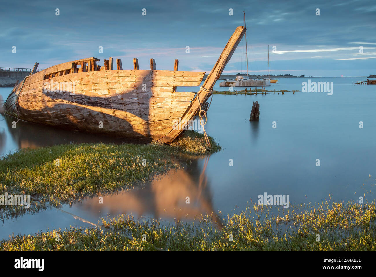 Restos de madera en el agua fotografías e imágenes de alta resolución