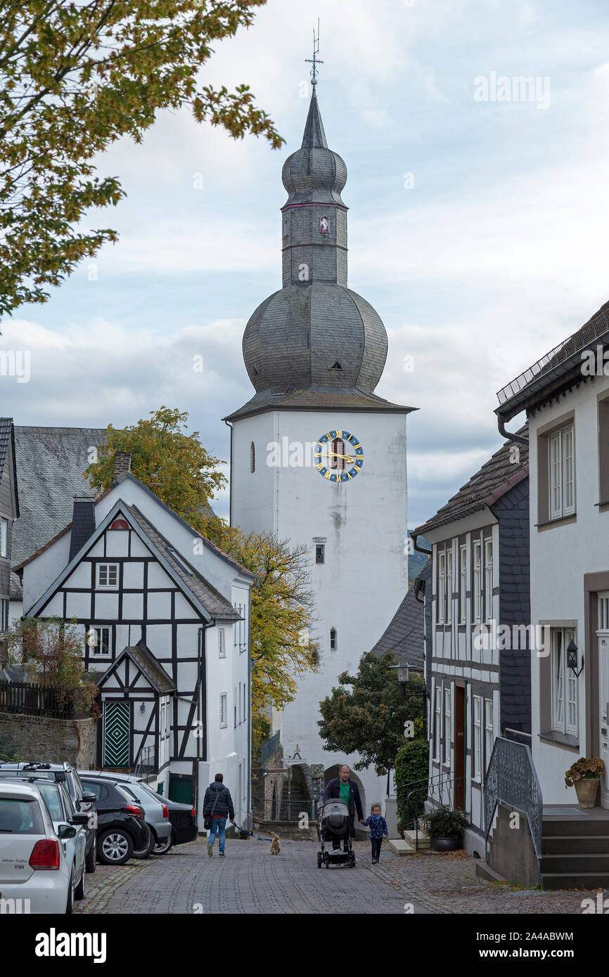 Bastidor y torre campanario casas en la colina del castillo, de Arnsberg, Sauerland, Renania septentrional Westfalia, Alemania Foto de stock