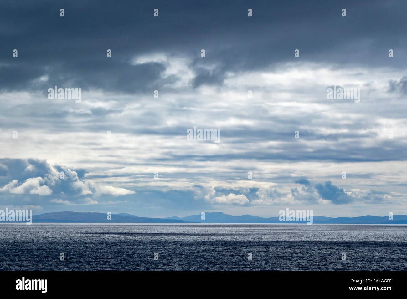 El mar Desde Tarbert a Uig Ferry, el norte Minch, Harris, Scotland, Reino Unido Foto de stock