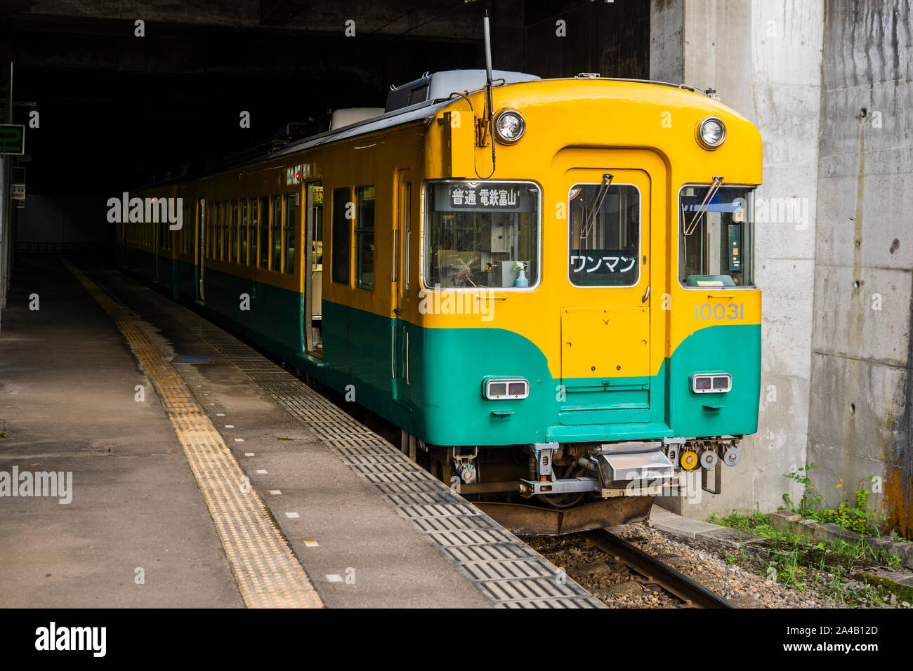 TATEYAMA, Japón - 5 de octubre de 2018. El tren llegó a la Estación de Tren en Japón. Foto de stock