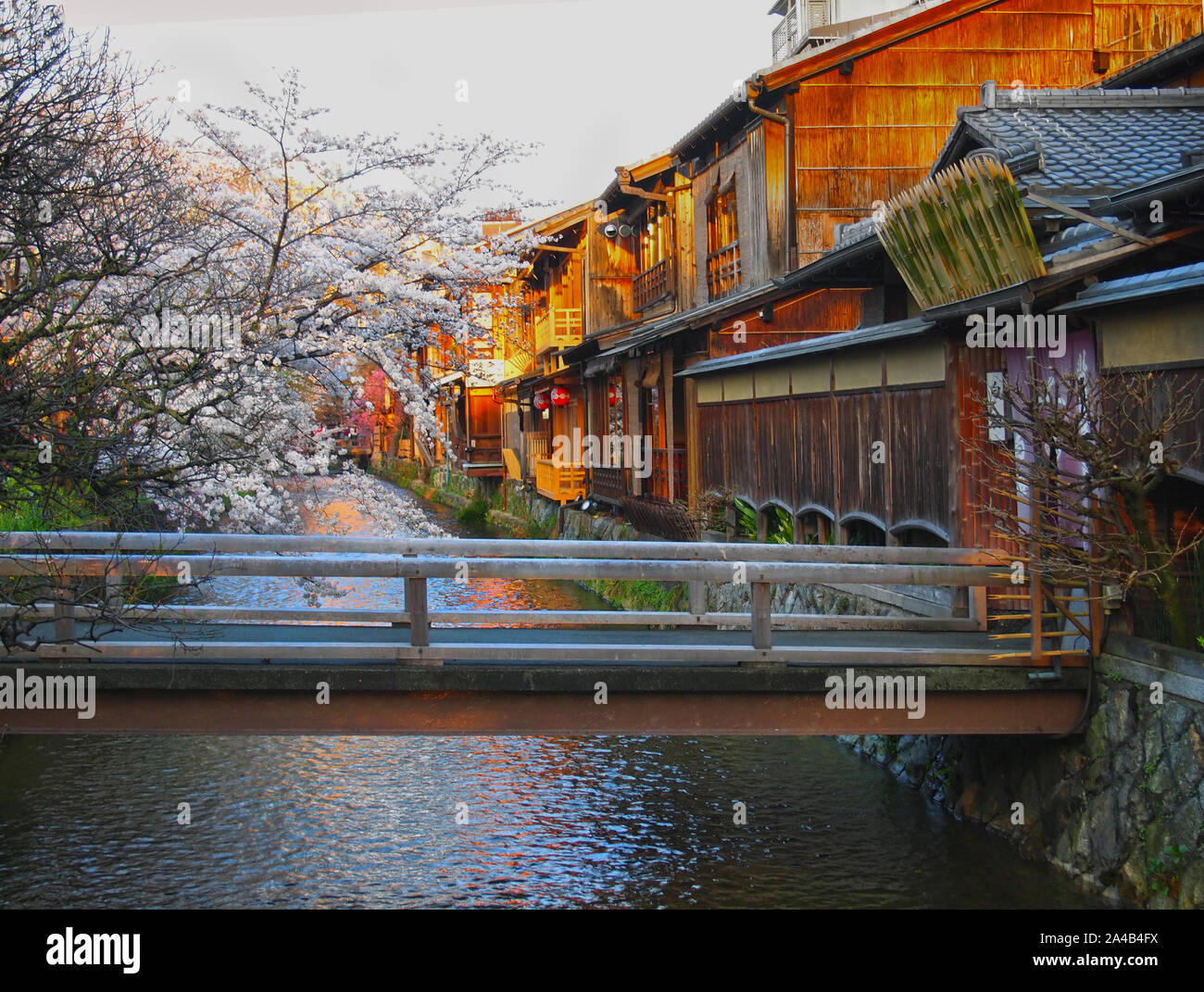 Antigua y famosa calle en el distrito septentrional de Gion de Kioto Foto de stock